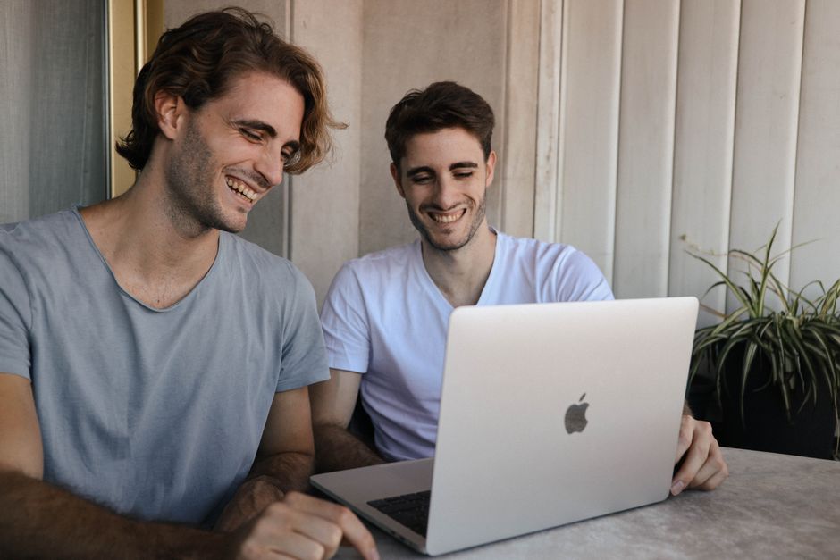 Laptop zonnescherm 2026: minder schittering buiten